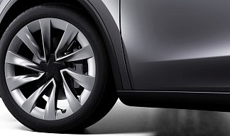 Tesla Model Y Launch Series (рестайлинг) серебристого цвета 2025 года на 20 колёсах фото 4