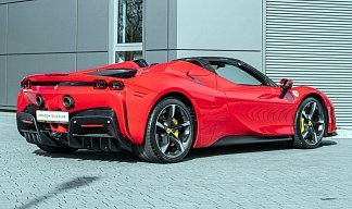 Ferrari SF90 Spider красного цвета 2025 года на 20 колёсах фото 3