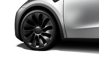 Tesla Model Y Performance серебристого цвета 2025 года на 21 колёсах фото 4
