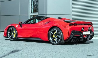 Ferrari SF90 Spider красного цвета 2025 года на 20 колёсах фото 2