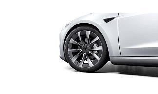 Tesla Model 3 Standard белого цвета 2025 года на 19 колёсах фото 4