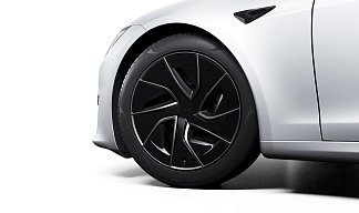 Tesla Model S Long Range (рестайлинг 2025) белого цвета 2025 года на 19 колёсах фото 5