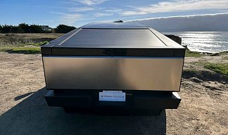 Tesla Cybertruck All-Wheel Drive серебристого цвета 2025 года на 20 колёсах фото 4