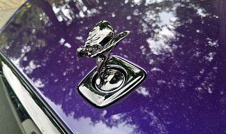 Rolls-Royce Spectre Black Badge фиолетового цвета 2026 года на 23 колёсах фото 2