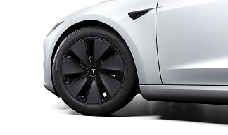 Tesla Model 3 Long Range Highland белого цвета 2025 года на 18 колёсах фото 4
