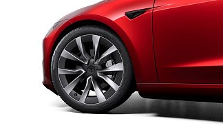 Tesla Model 3 Long Range Highland красного цвета 2025 года на 19 колёсах фото 4