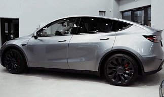 Tesla Model Y Performance серебристого цвета 2025 года на 21 колёсах фото 2