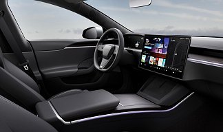 Tesla Model S Long Range (рестайлинг 2025) серебристого цвета 2025 года на 19 колёсах фото 4
