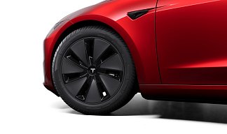 Tesla Model 3 Long Range Highland красного цвета 2025 года на 18 колёсах фото 4