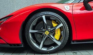 Ferrari SF90 Spider красного цвета 2025 года на 20 колёсах фото 5