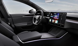 Tesla Model S Long Range (рестайлинг 2025) белого цвета 2025 года на 19 колёсах фото 4