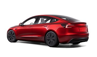 Tesla Model 3 Long Range Highland красного цвета 2025 года на 18 колёсах фото 3
