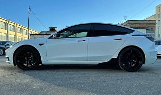 Tesla Model 3 Long Range AWD STARTECH белого цвета 2025 года на 21 колёсах фото 3