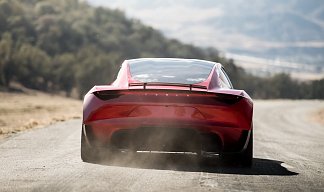 Tesla Roadster красного цвета 2025 года на 21 колёсах фото 4