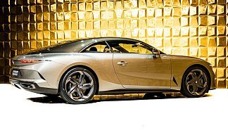Bentley Mulliner Batur серебристого цвета 2025 года на 22 колёсах фото 4