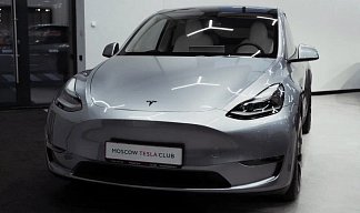 Tesla Model Y Performance серебристого цвета 2025 года фото 1