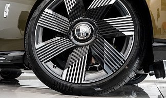 Rolls-Royce Spectre зеленого цвета 2025 года на 23 колёсах фото 2