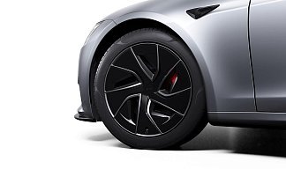 Tesla Model S Plaid (рестайлинг 2025) серебристого цвета 2025 года на 19 колёсах фото 5