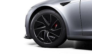 Tesla Model S Plaid (рестайлинг 2025) серебристого цвета 2025 года на 19 колёсах фото 5