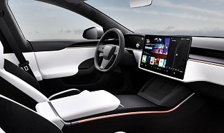Tesla Model S Plaid (рестайлинг 2025) серебристого цвета 2025 года на 19 колёсах фото 4