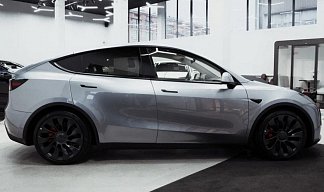 Tesla Model Y Performance серебристого цвета 2025 года на 21 колёсах фото 5