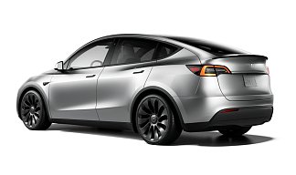 Tesla Model Y Performance серебристого цвета 2025 года на 21 колёсах фото 3
