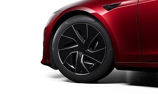 Tesla Model S Long Range (рестайлинг 2025) красного цвета 2025 года на 19 колёсах фото 5