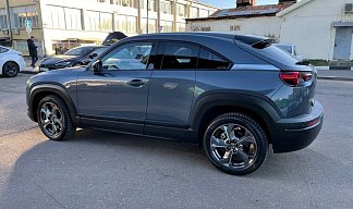 Mazda MX-30 серого цвета 2022 года фото 3