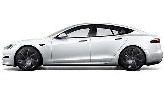 Tesla Model S Long Range (рестайлинг 2025) белого цвета 2025 года на 21 колёсах фото 2