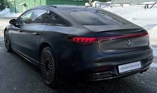 Mercedes-Benz EQS 580 4MATIC черного цвета 2021 года на 21 колёсах фото 3