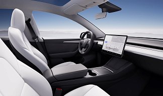 Tesla Model Y Performance белого цвета 2025 года на 21 колёсах фото 5