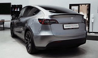 Tesla Model Y Performance серебристого цвета 2025 года на 21 колёсах фото 3