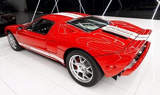 2005 Ford GT красного цвета 2005 года на 19 колёсах фото 3