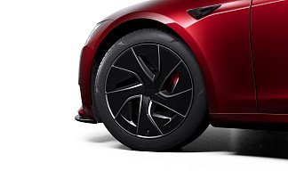 Tesla Model S Plaid (рестайлинг 2025) красного цвета 2025 года на 19 колёсах фото 5