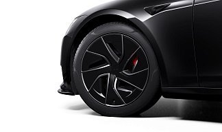 Tesla Model S Plaid (рестайлинг 2025) черного цвета 2025 года на 19 колёсах фото 5