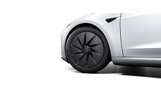 Tesla Model 3 Standard белого цвета 2025 года на 18 колёсах фото 4