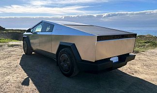 Tesla Cybertruck All-Wheel Drive серебристого цвета 2025 года на 20 колёсах фото 2